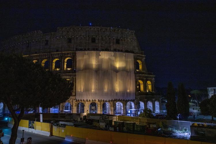 Festa della Repubblica, 70 vigili del fuoco vestiranno Colosseo di Tricolore, ieri notte le prove