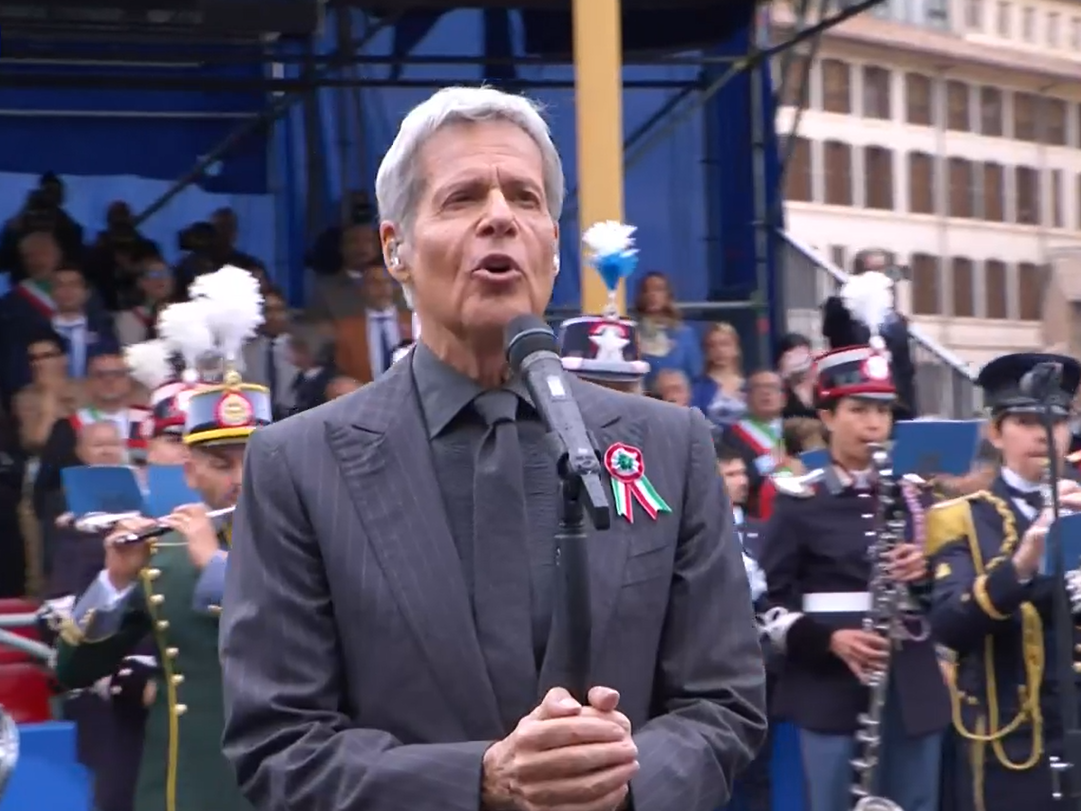 Festa della Repubblica - l’inno nazionale cantato da Claudio Baglioni sotto la pioggia - Video