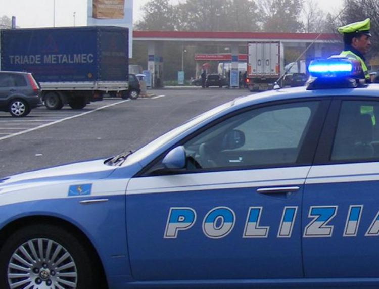 Auto della polizia in Autogrill - Fotogramma