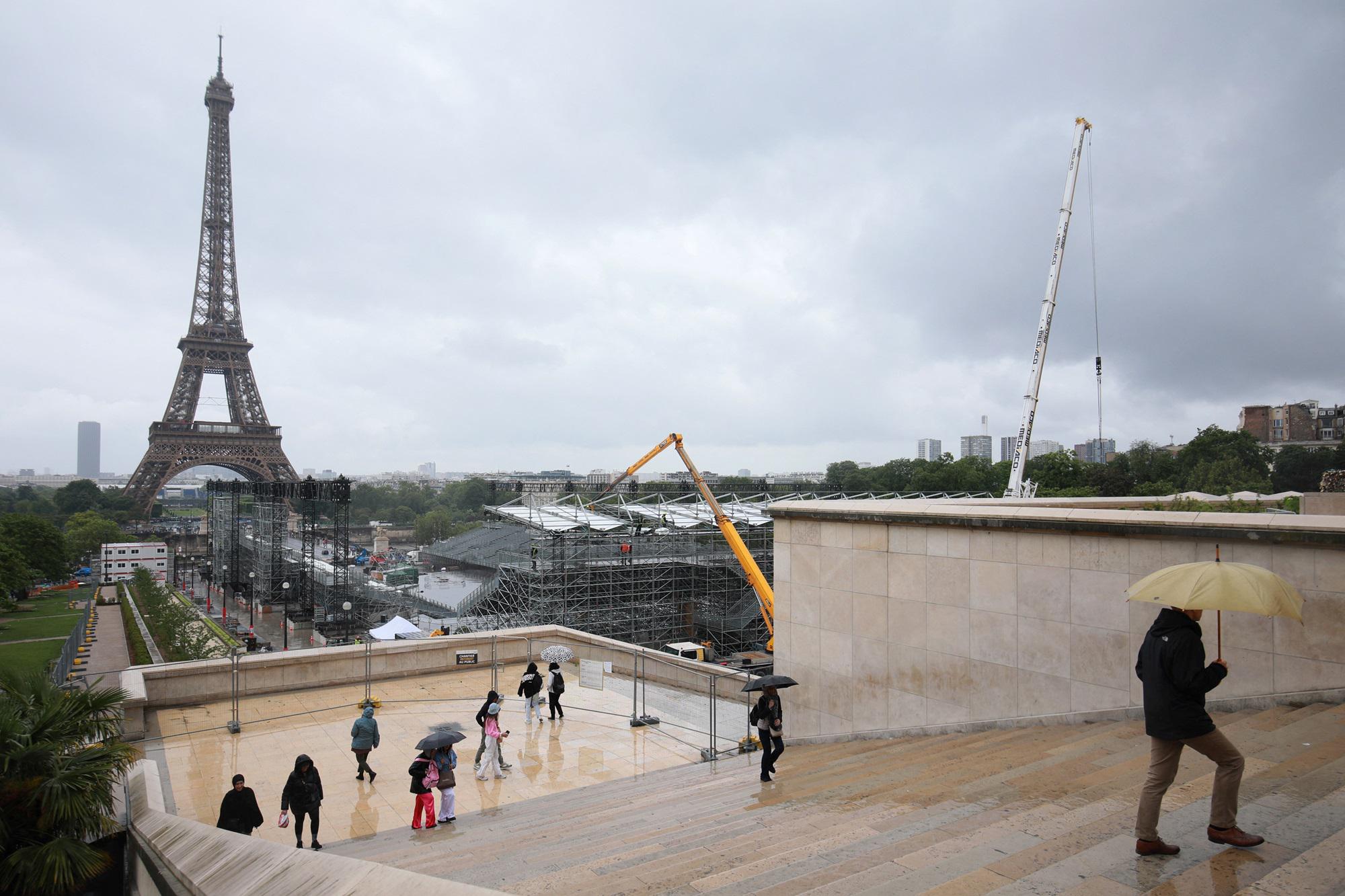 Bare sotto Torre Eiffel per i soldati francesi in Ucraina - sospetti 007 su Russia
