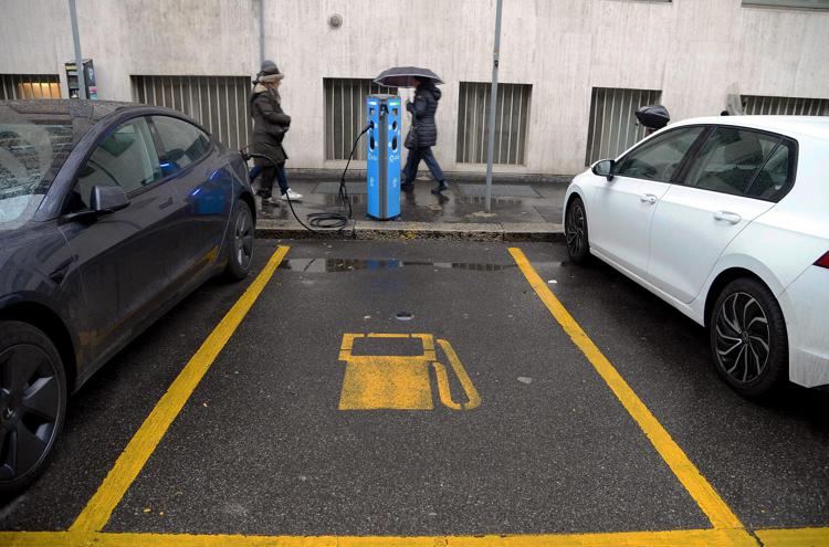 Colonnine di ricarica per le auto elettriche - Fotogramma