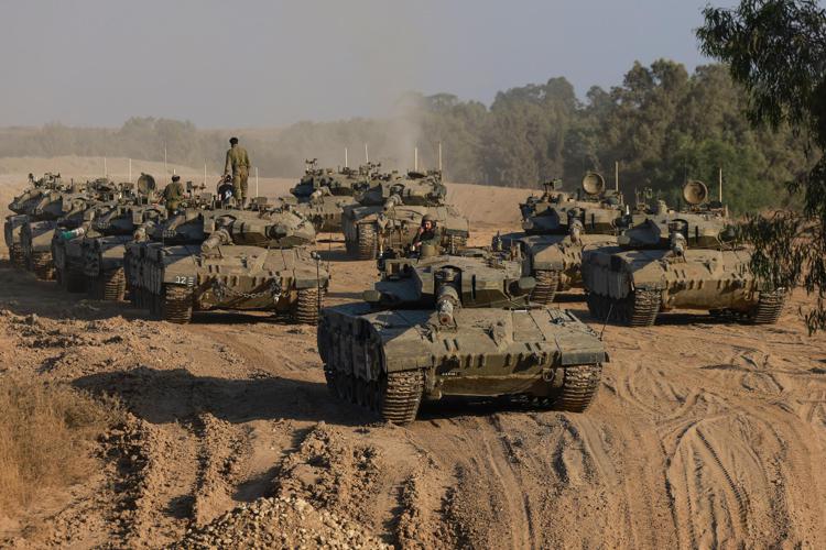 Carri armati israeliani al confine con Gaza - Afp