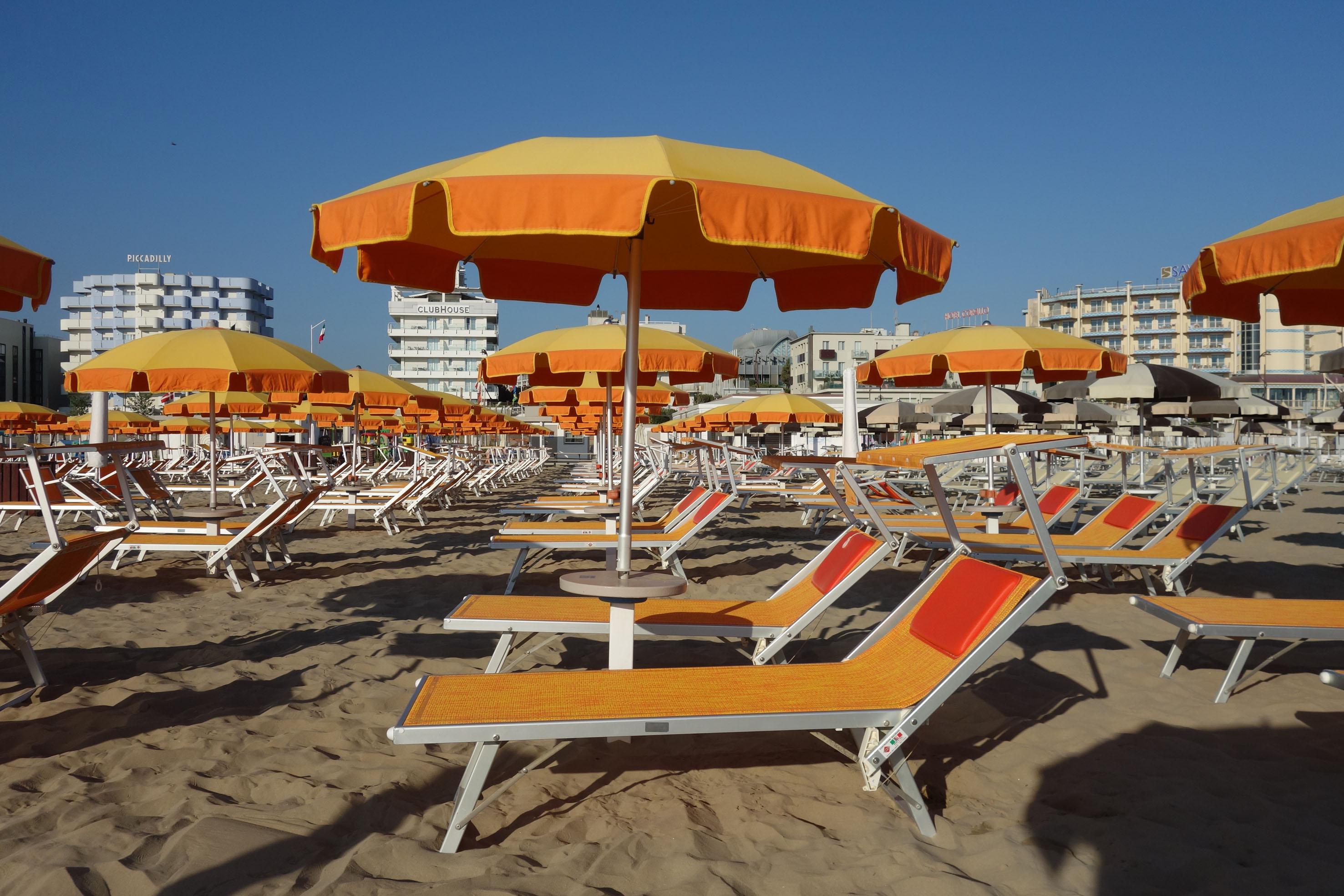 Spiagge - 228 euro in media alla settimana per ombrellone e lettini