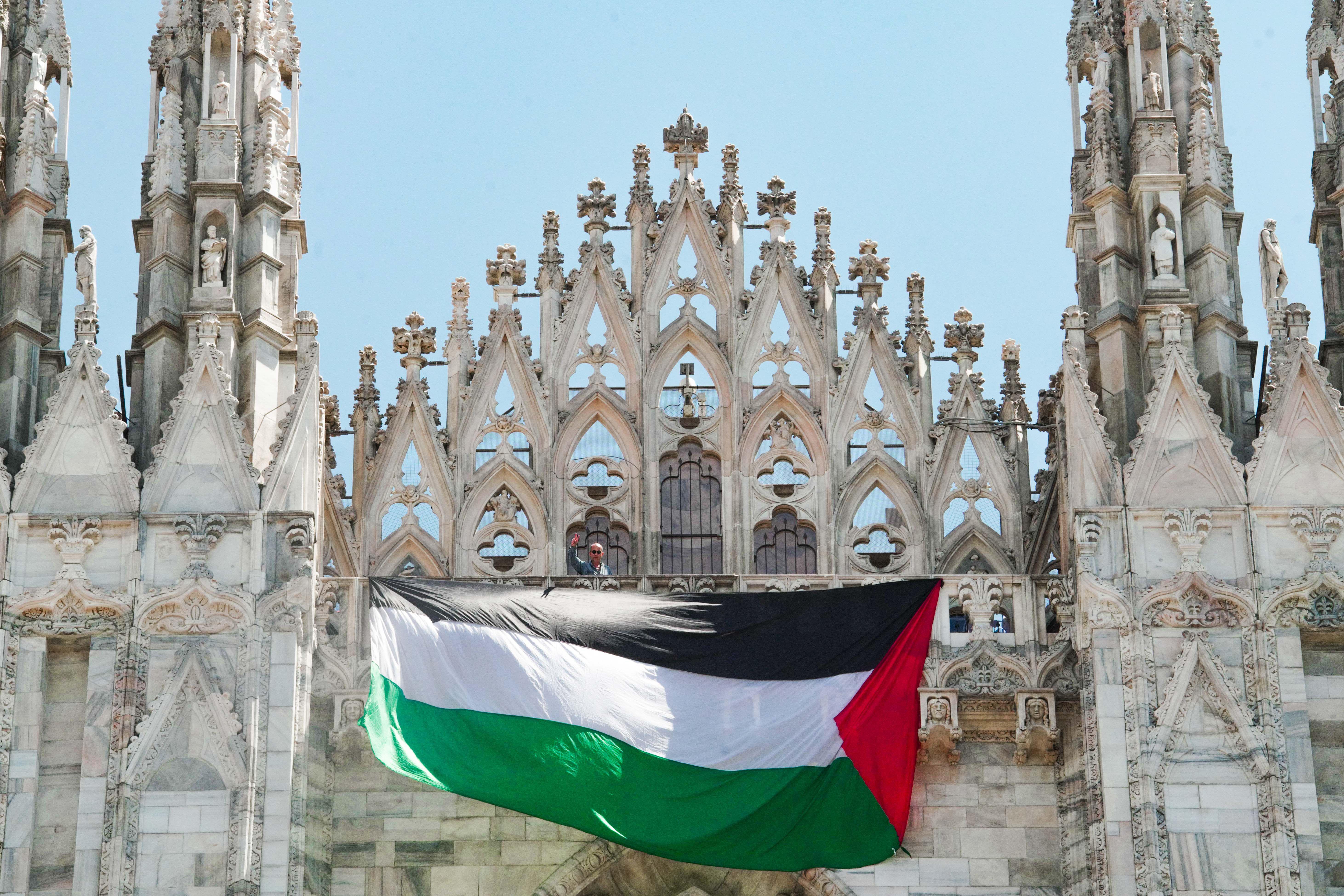 Nuovo blitz di Apuzzo - srotola bandiera della Palestina sul Duomo di Milano