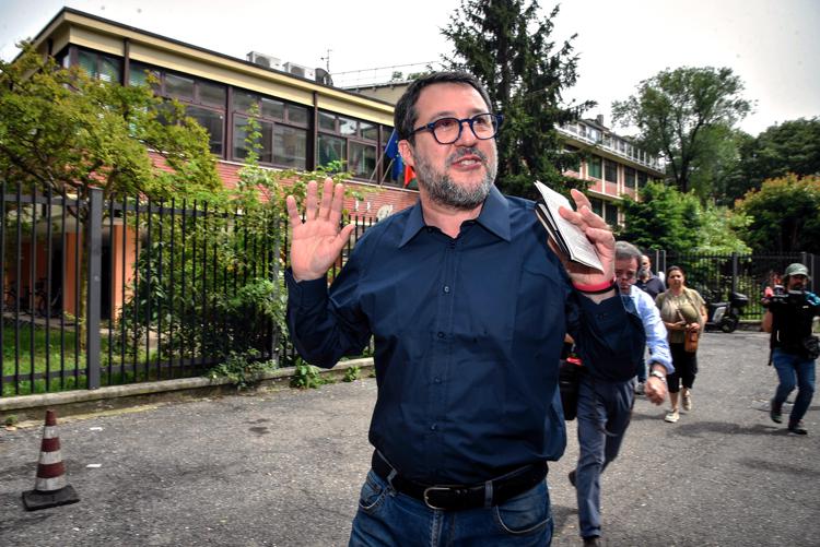 Matteo Salvini all'uscita dal seggio - Fotogramma