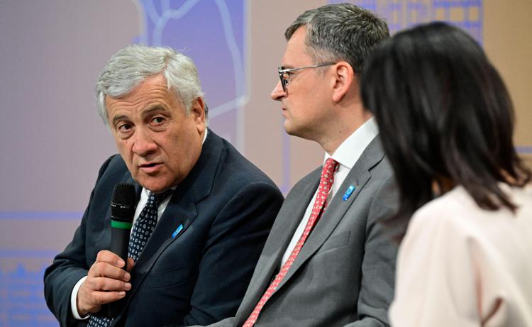 Antonio Tajani e Dmytro Kuleba (Afp)