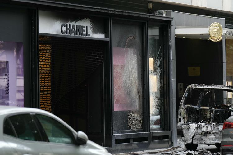 Rapina nel negozio Chanel a Parigi - (Afp)