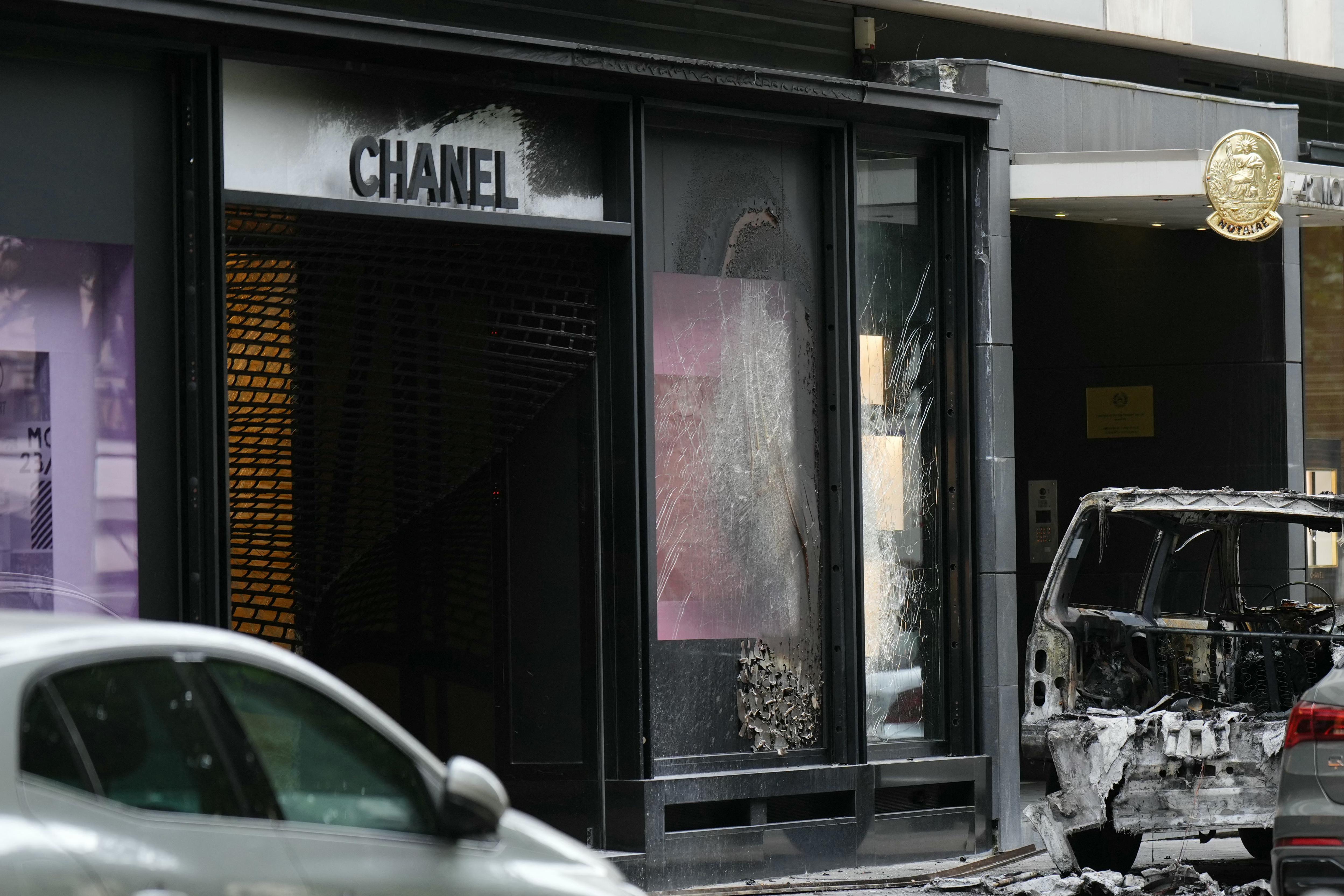 Spettacolare furto nel cuore di Parigi - svaligiato negozio Chanel