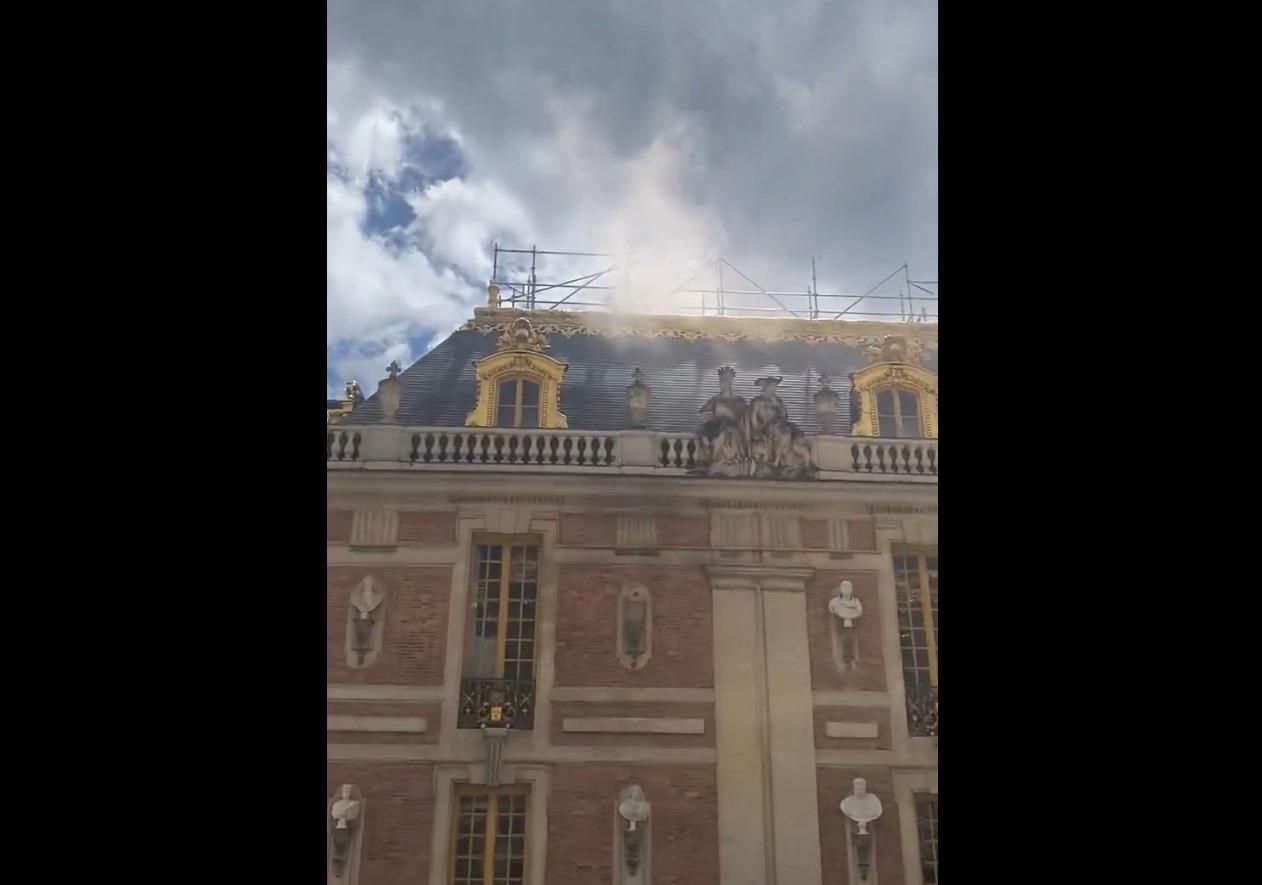 Incendio alla reggia di Versailles - densa colonna di fumo e turisti evacuati 