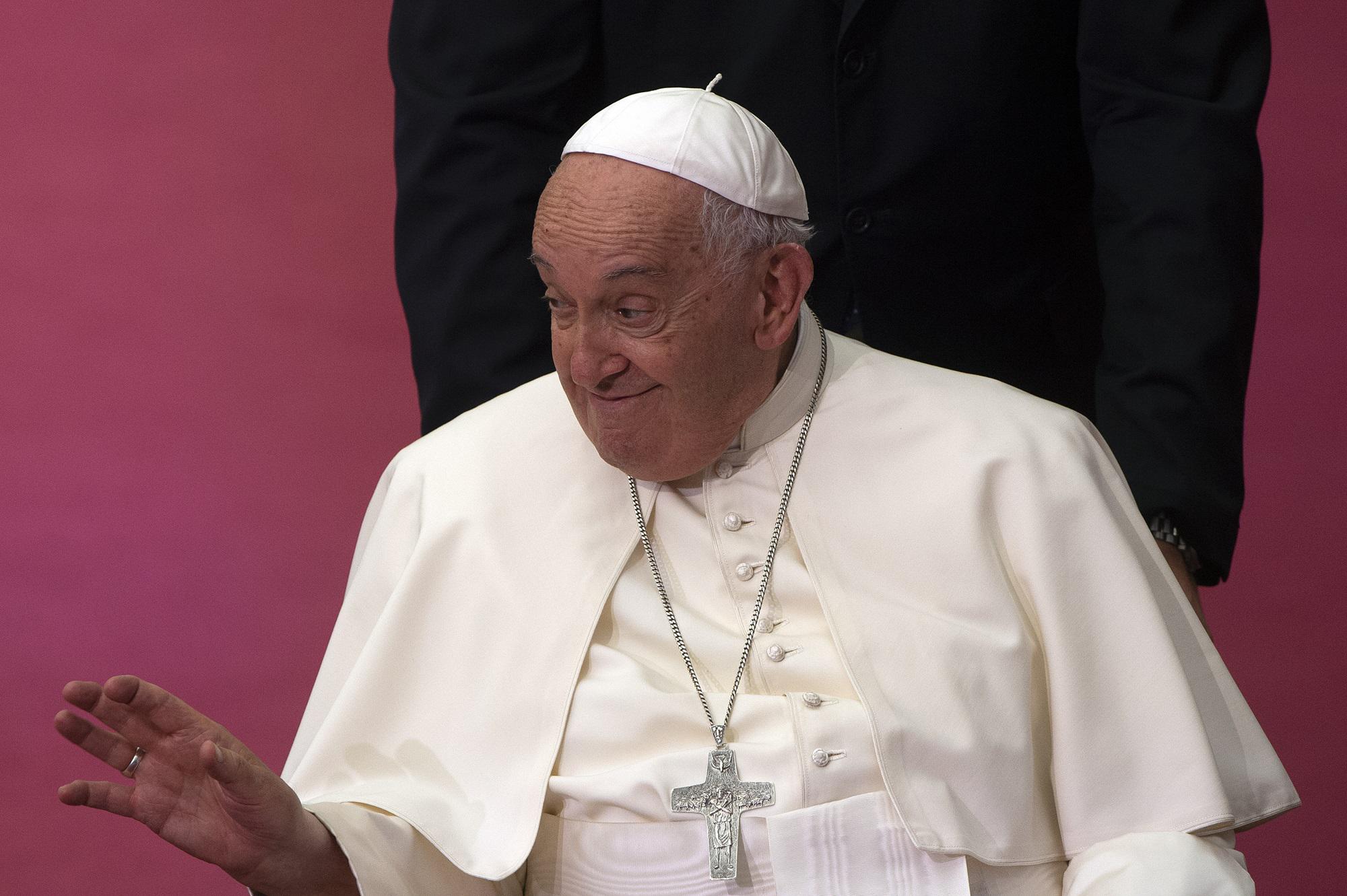 Papa e la battuta sulle donne: Qui cominciano a comandare loro