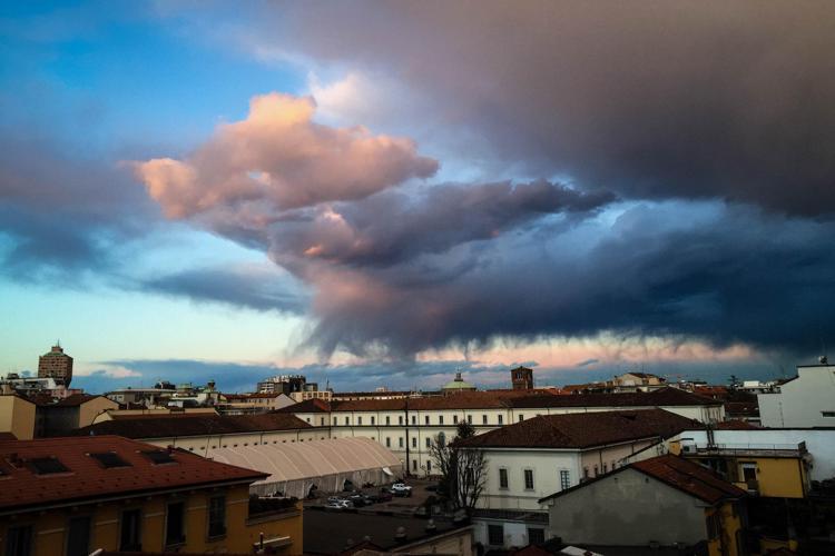 Nuvole e sole su Milano - Fotogramma