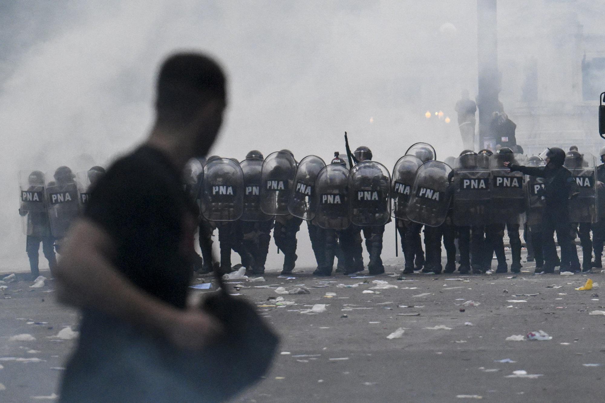Argentina - scontri a Buenos Aires in manifestazione contro riforme Milei