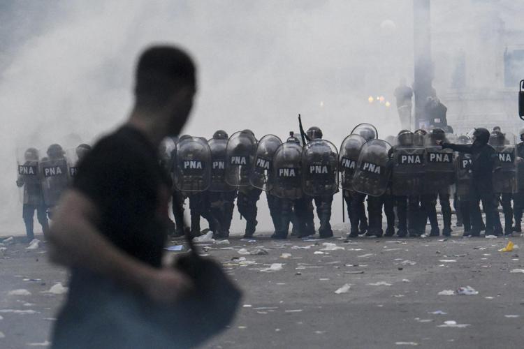 Polizia antisommossa durante gli scontri a Buenos Aires - Afp