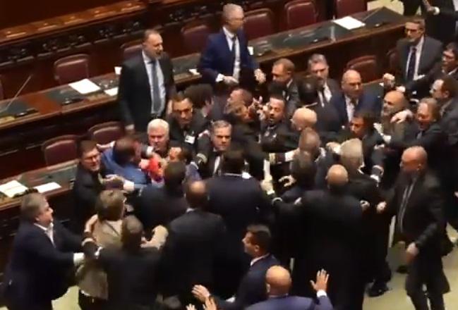 Rissa alla Camera - opposizione contesta processo verbale: Non disordini ma aggressione