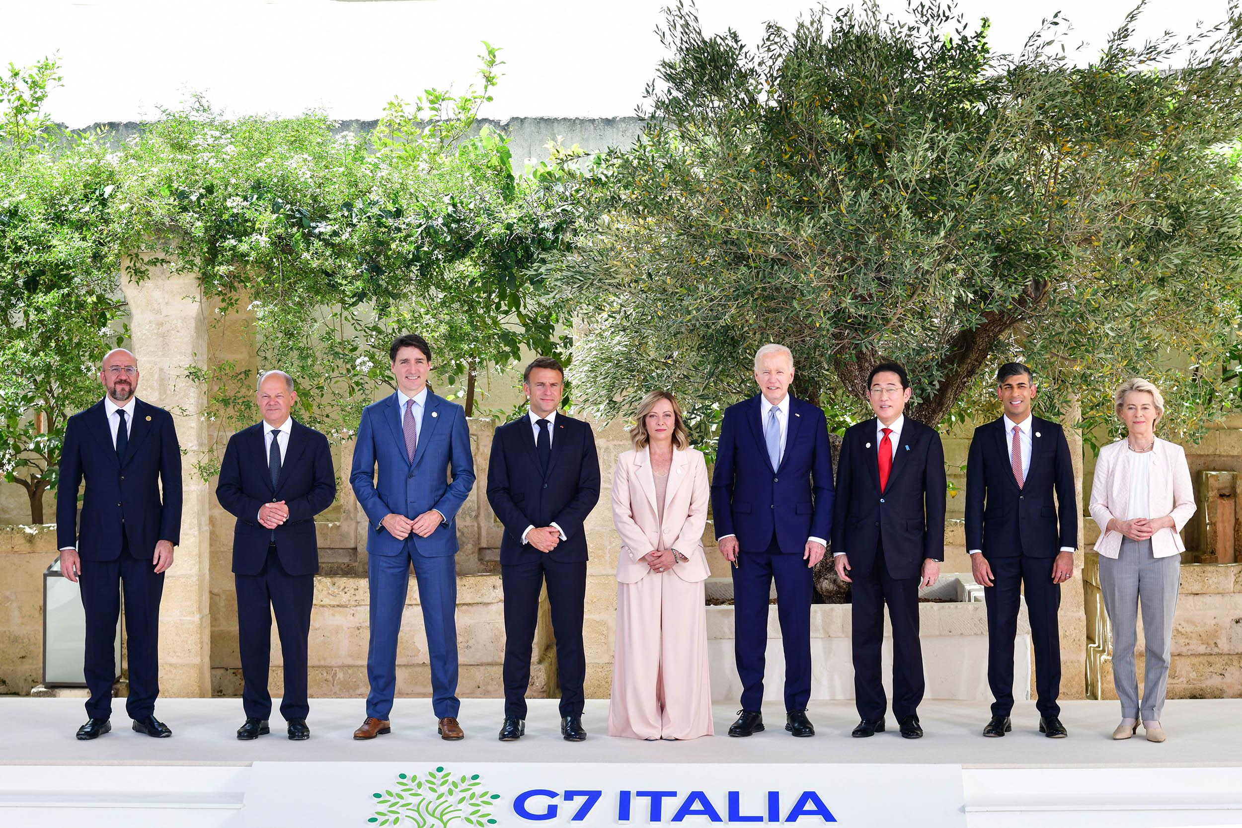 G7 - una foto e due donne al centro: Giorgia Meloni e Ursula Von der Leyen