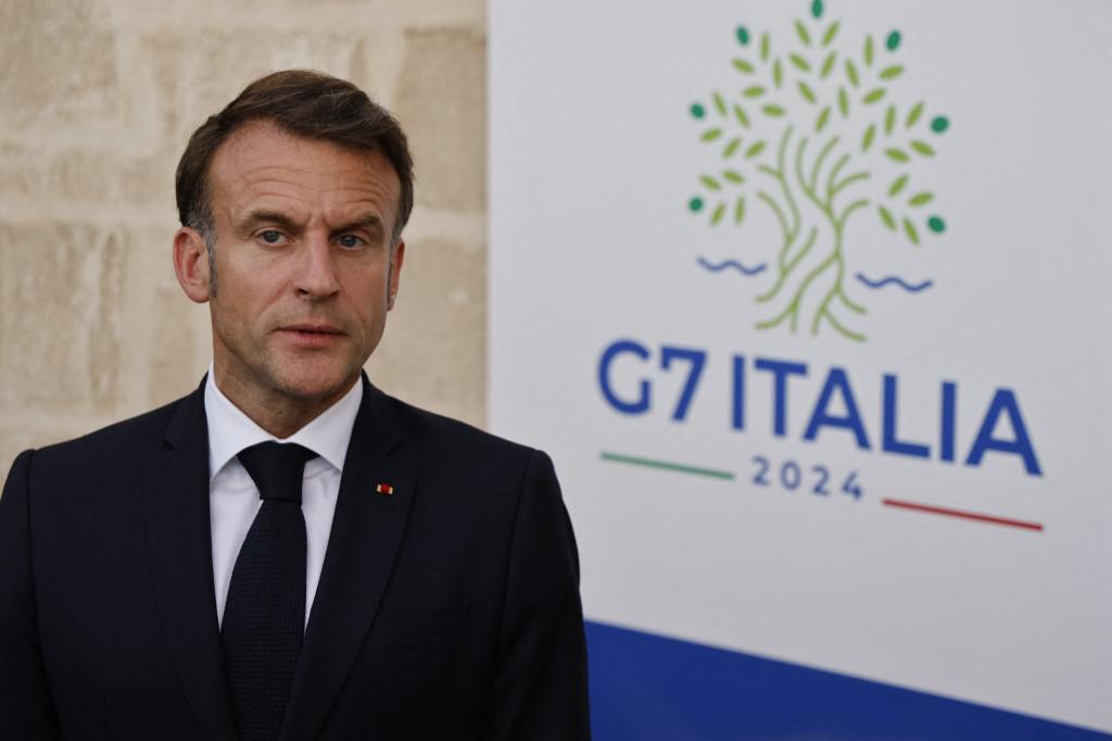 G7 - gelo Meloni-Macron alla cena: lui fa il baciamano