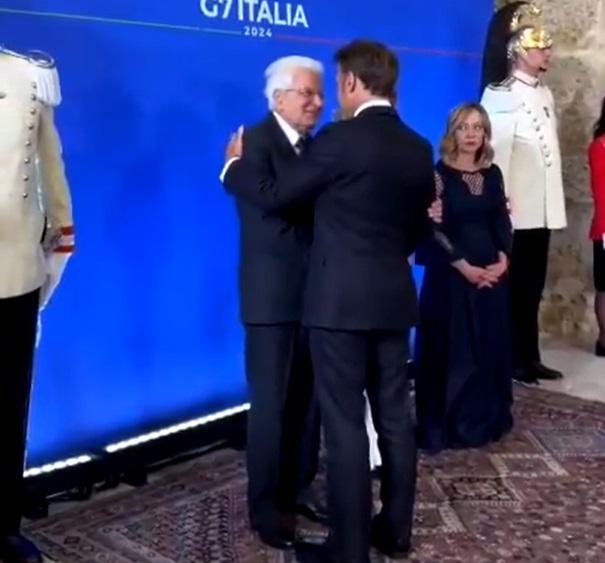 G7 - gelo Meloni-Macron alla cena: lui fa il baciamano 