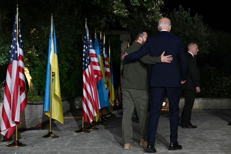 Zelensky e Biden, abbraccio al G7