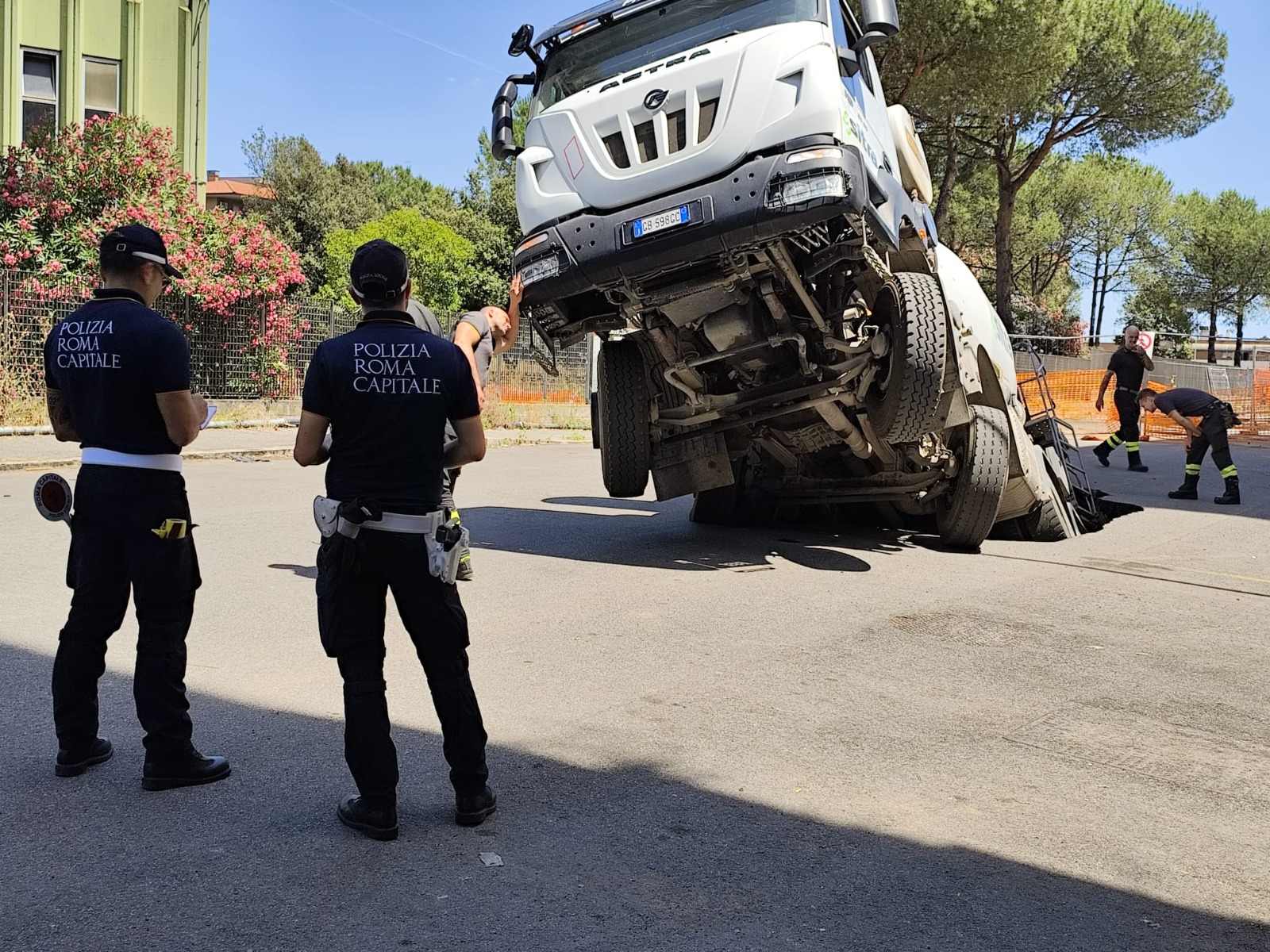 Roma - nuova voragine in via Sestio Menas al Quadraro: sprofonda betoniera