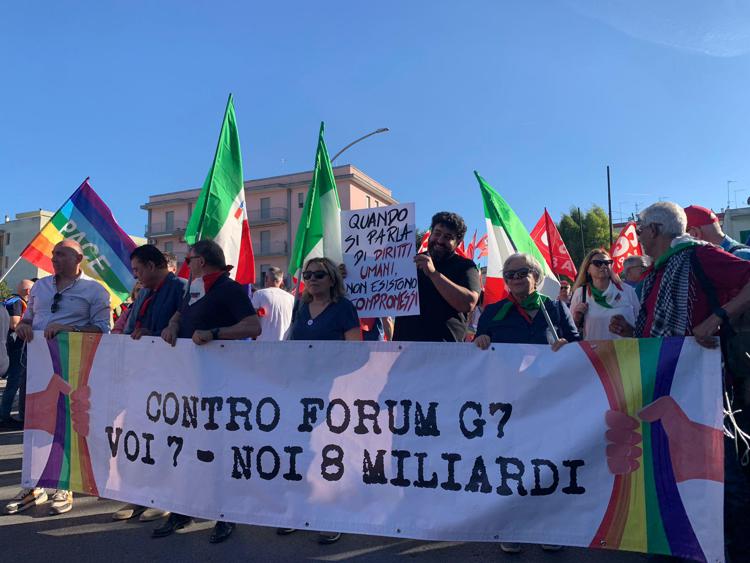 G7, corteo a Fasano: 