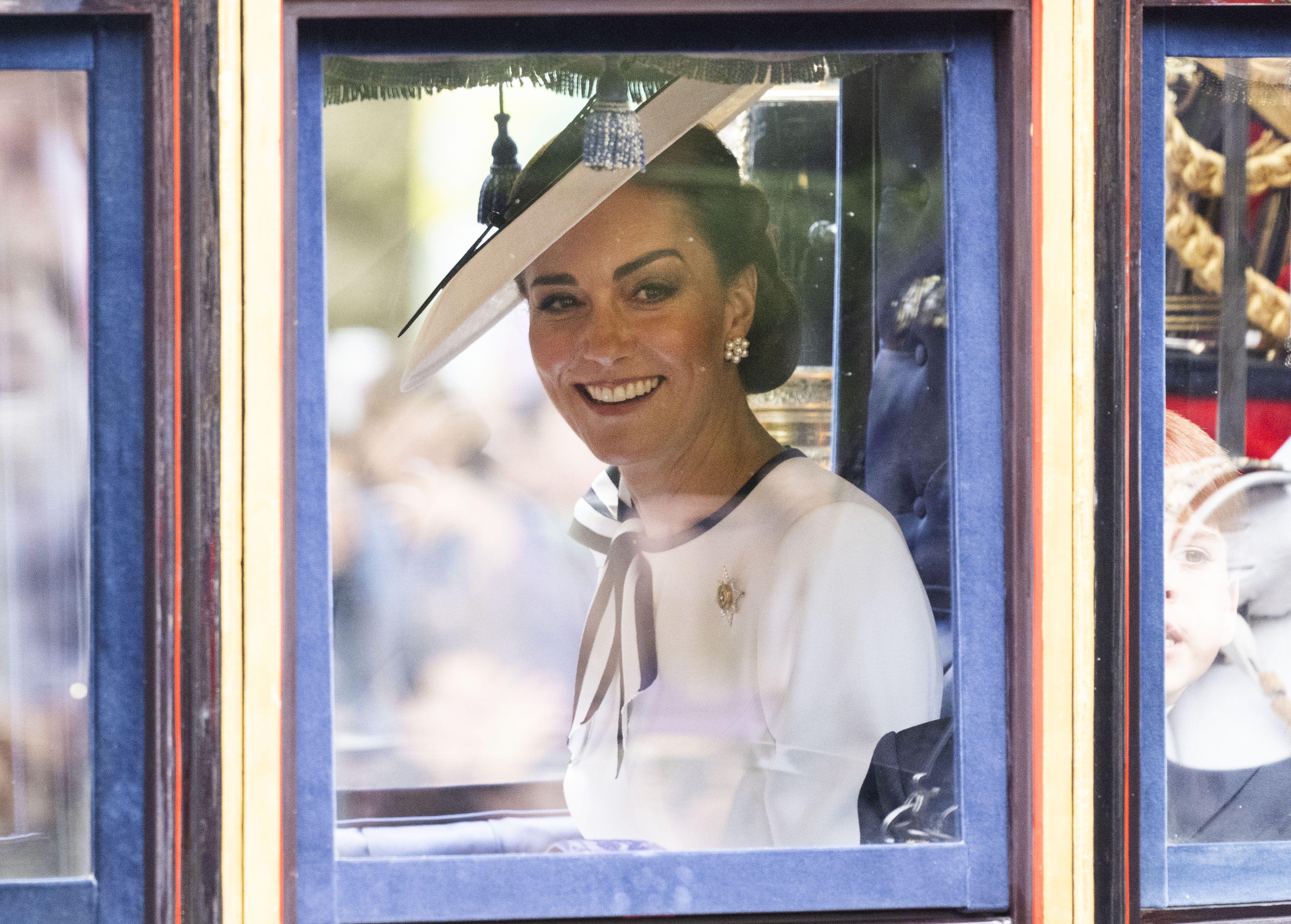 Kate Middleton - il ritorno dopo mesi: in bianco e sorridente per sua prima uscita pubblica
