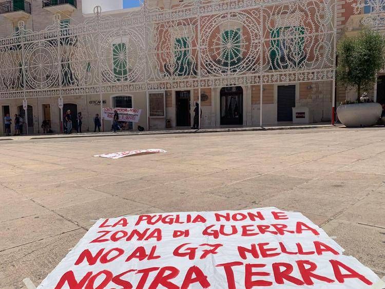 G7, Fasano si prepara al corteo: striscioni in piazza 