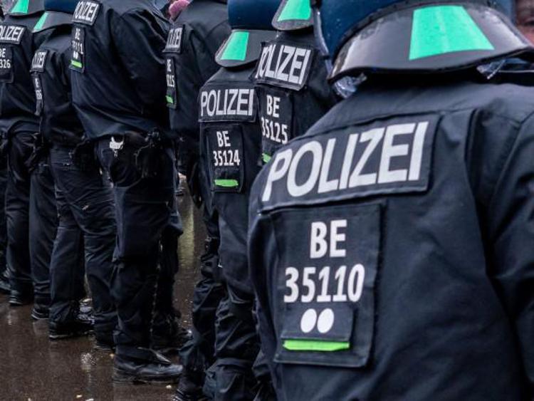 Agenti della polizia tedesca