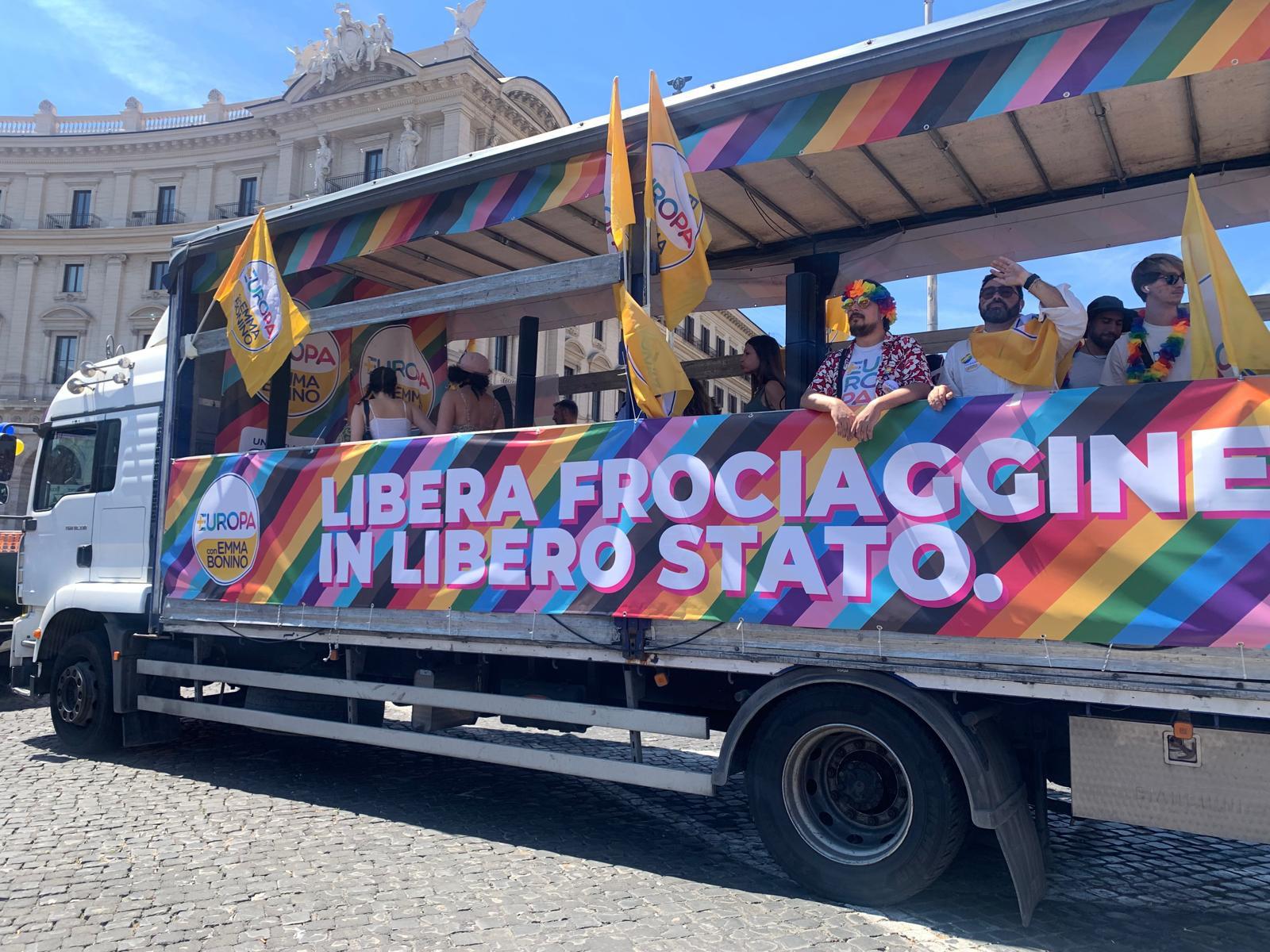 Roma Pride compie 30 anni - la festa arcobaleno nella Capitale 