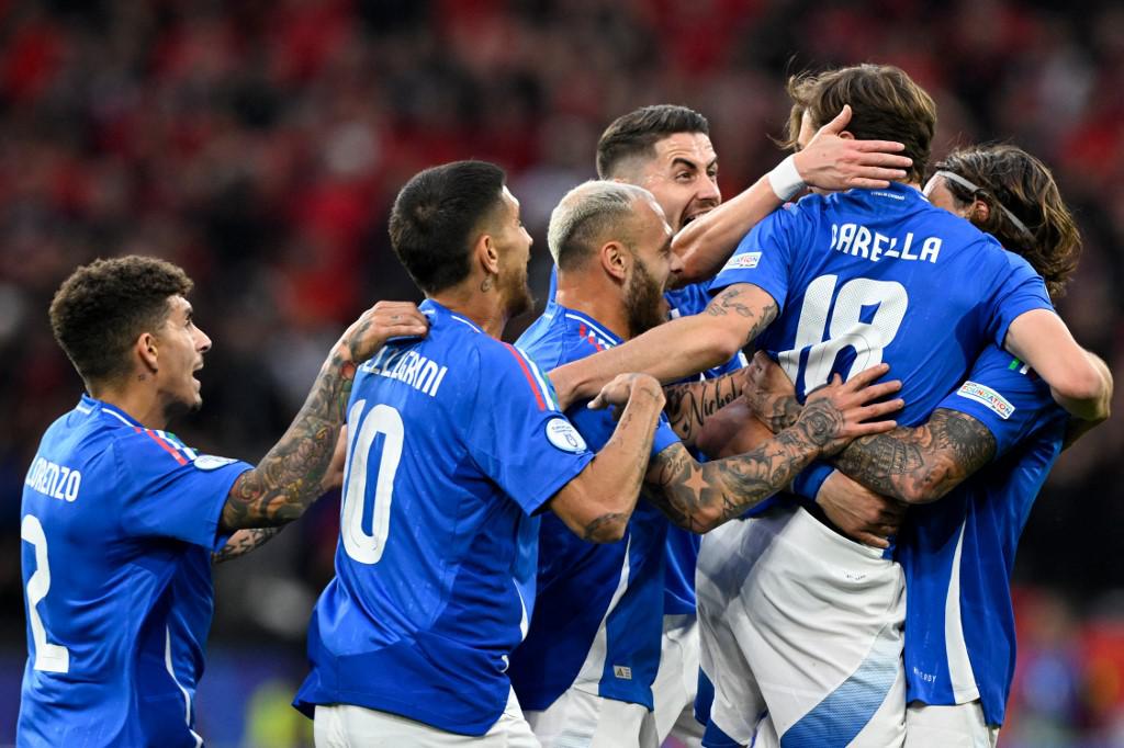 Italian comeback with goals from Bastoni and Barella