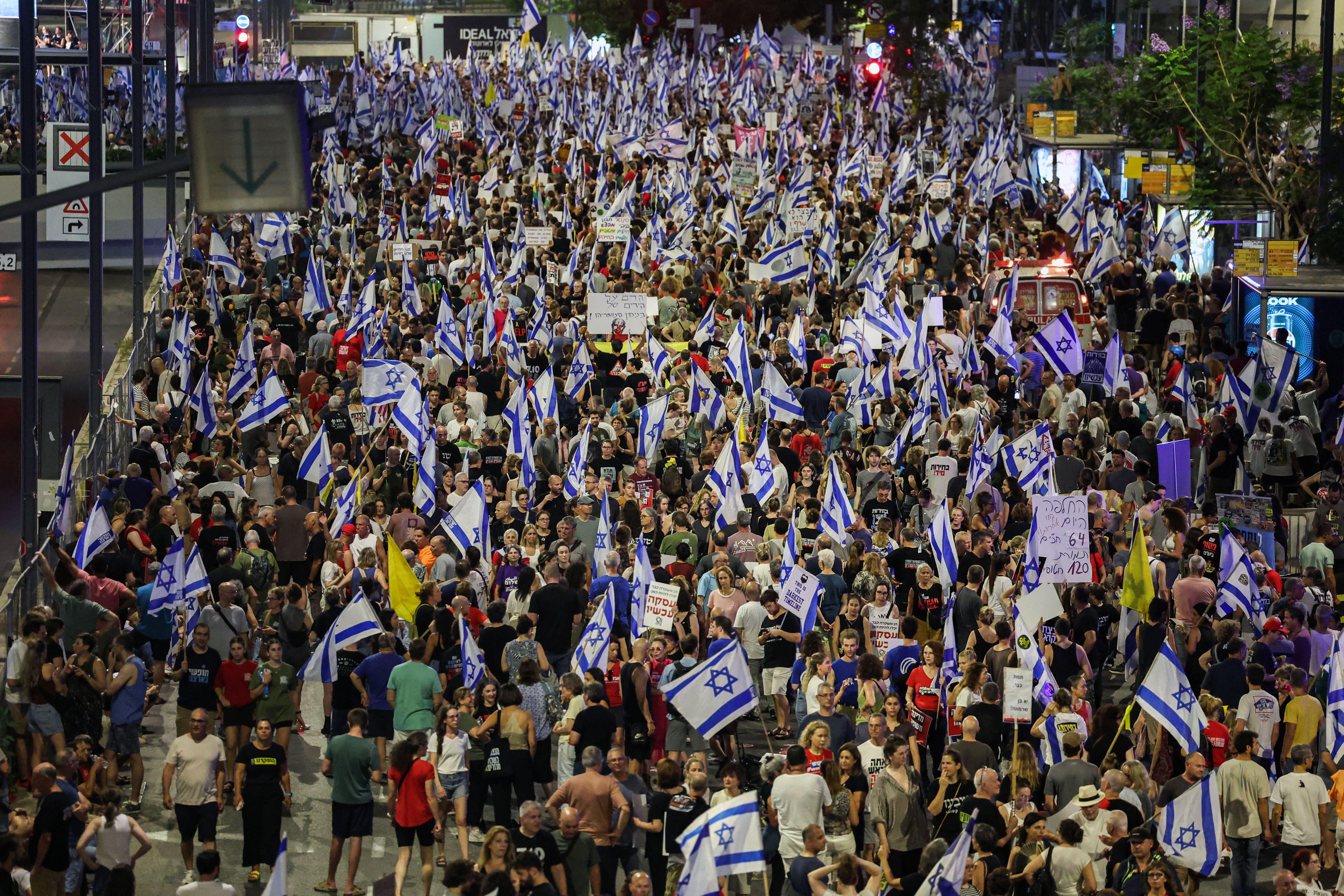 Israele - decine di migliaia in piazza contro governo Netanyahu: c