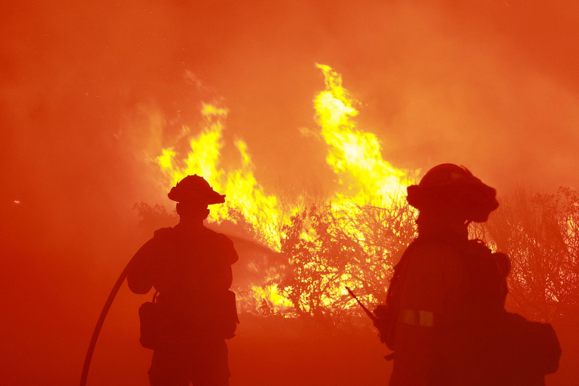 California - incendio nella contea di Los Angeles: 1 -200 evacuati
