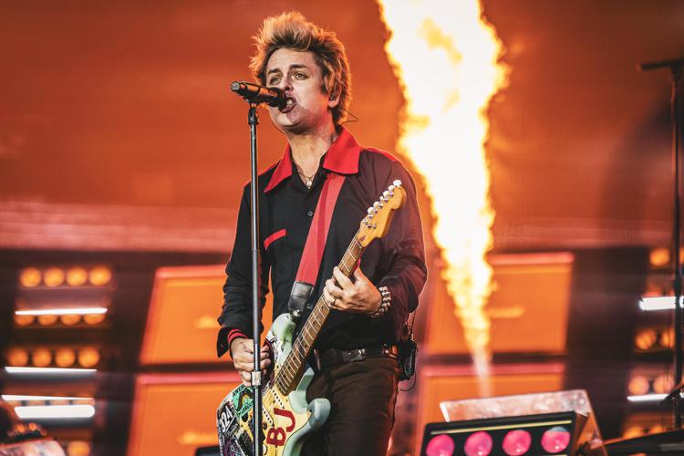 Billie Joe Armstrong, leader dei Green Day, sul palco degli I-Days