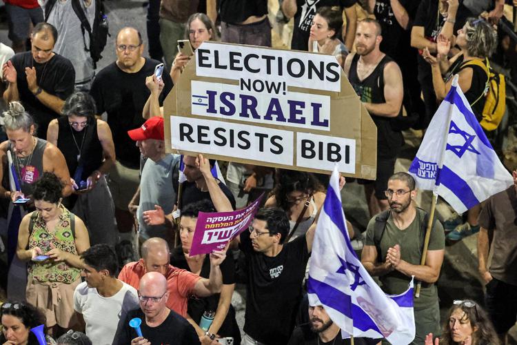 Manifestanti contro il governo in Israele (Afp)