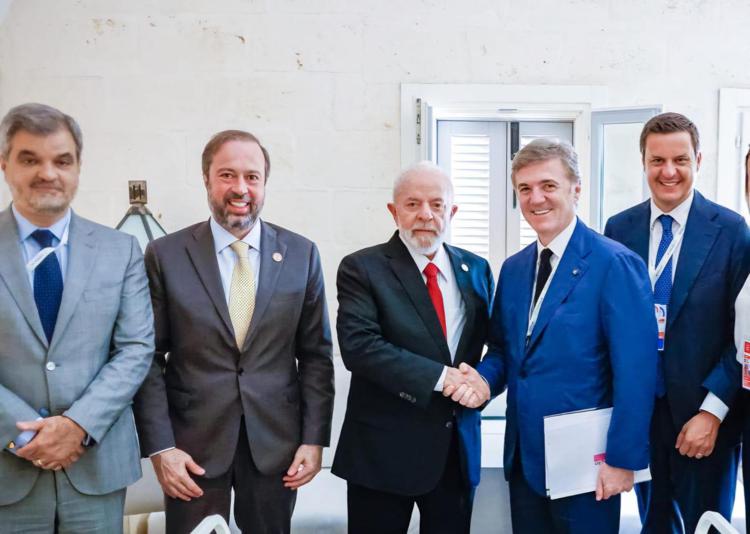 Da sinistra, Ambasciatore del Brasile a Roma, Renato Mosca, ministro brasiliano per le Miniere e l’Energia del Brasile Alexandre Silveira, il Presidente brasiliano Luis Inacio Lula, l'AD di Enel Flavio Cattaneo e Nicolò Mardegan, direttore Relazioni Esterne Enel