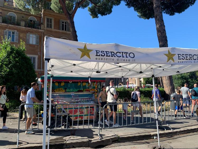 Roma, spunta camion frutta abusivo vicino ai Fori. Campidoglio: ''Subito rimozione''