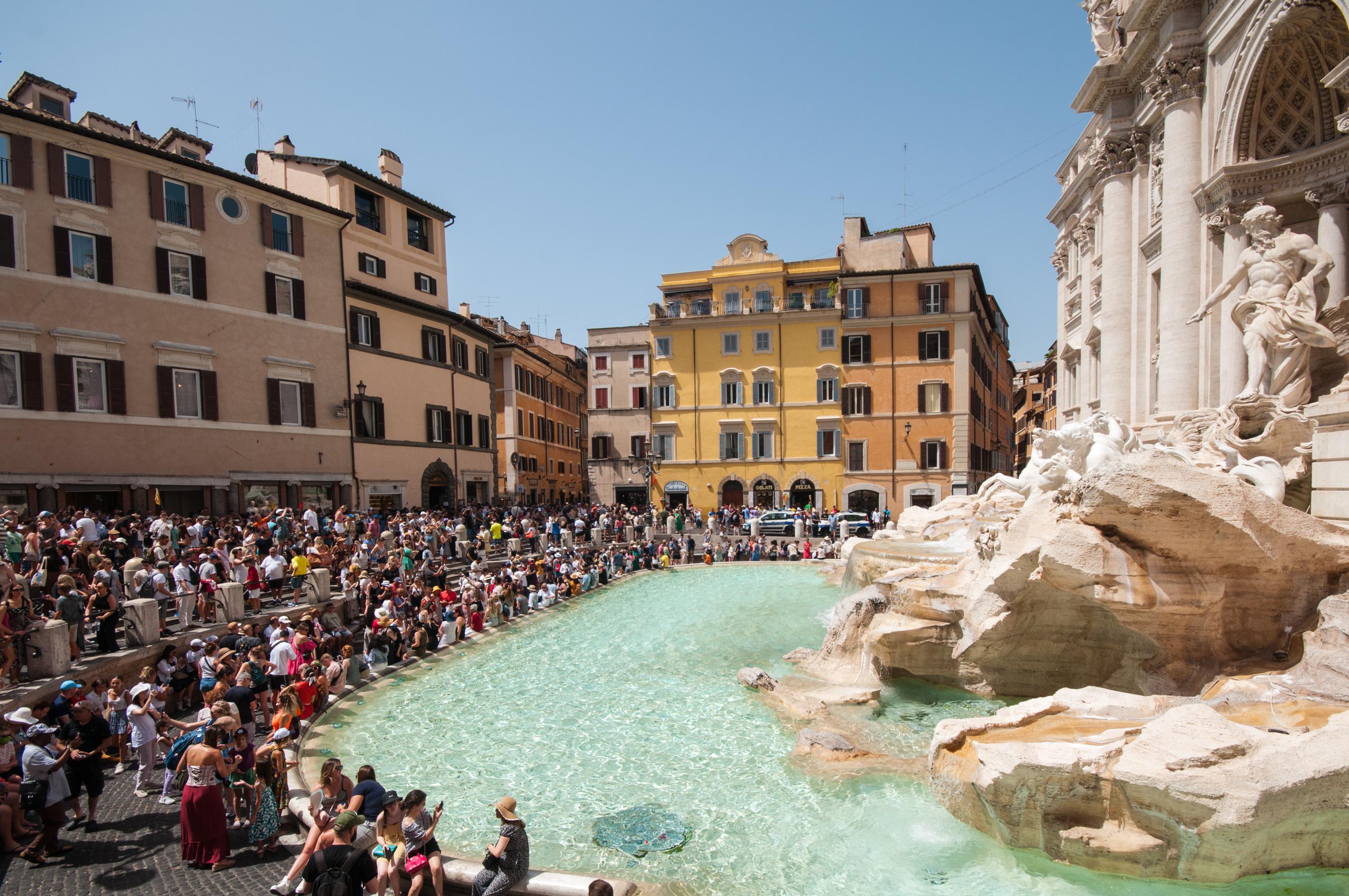 Roma - tenta di arrampicarsi su Fontana di Trevi: multa da 1 -000 euro