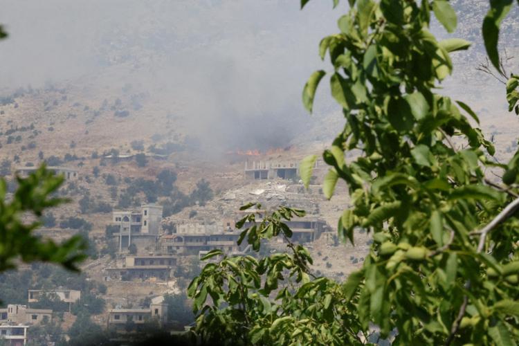 Fiamme dopo i bombardamenti israeliani al confine meridionale del Libano - Afp