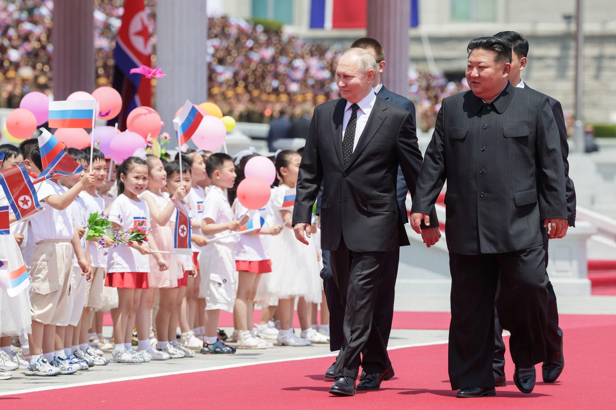 Fiori - bimbi e palloncini: la festa di Kim per Putin come un vecchio film sovietico