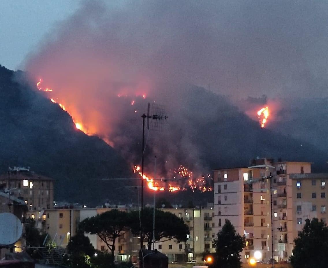 Napoli - incendio ai Camaldoli: Canadair in azione e cenere in tutta la città 