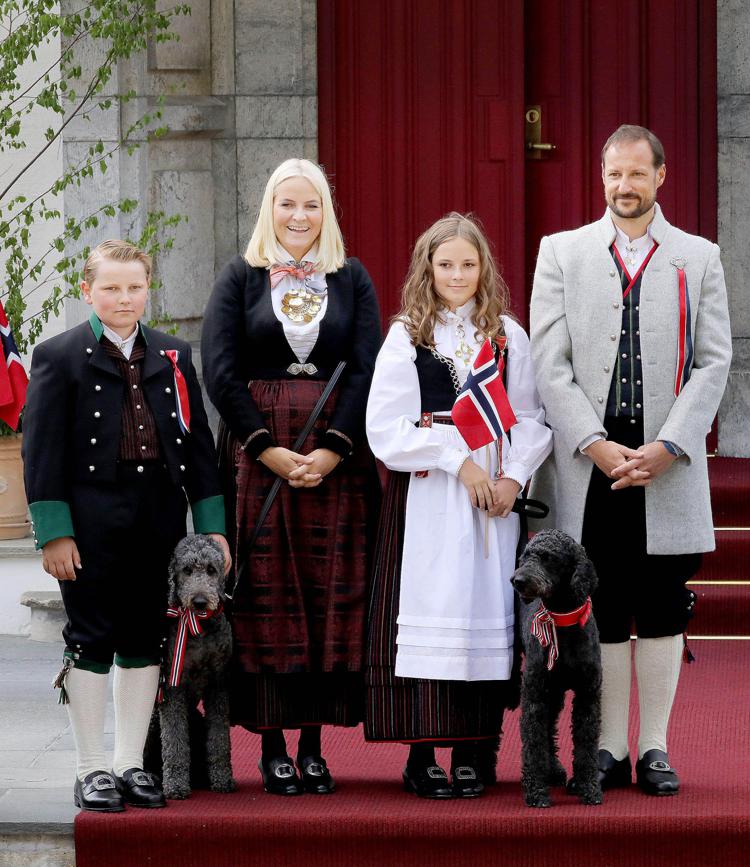 Alexandra di Norvegia accanato ai genitori. eredi al trono, e al fratello Sverre Magnus - ( Fotogramma /Ipa)