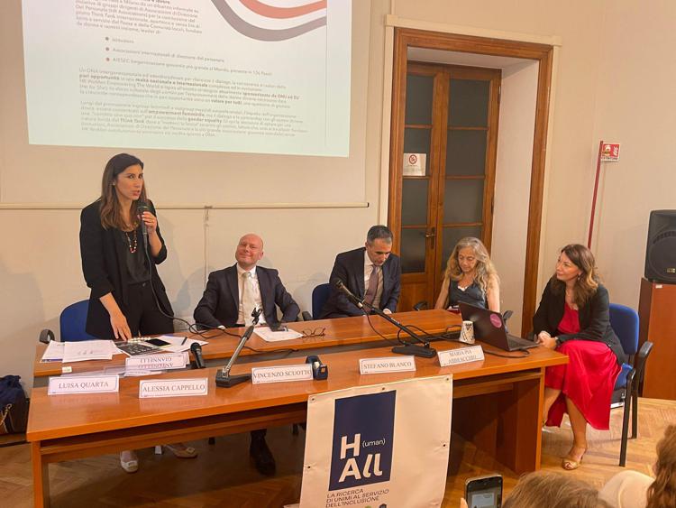 Gender Gap: HR Women in collaborazione con Human Hall, Manageritalia e Comune di Milano portano 15 “Ambasciatori della Parità di Genere” nelle Scuole superiori milanesi