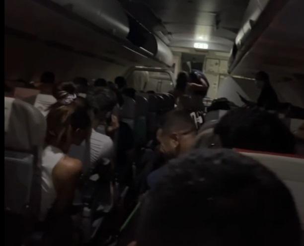 Volo Fiumicino-Olbia in ritardo di 3 ore: protesta passeggeri - alcuni scendono