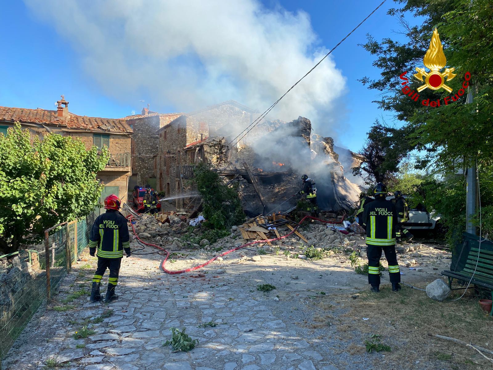Esplosione e crollo di una palazzina a Terni - soccorsa una donna