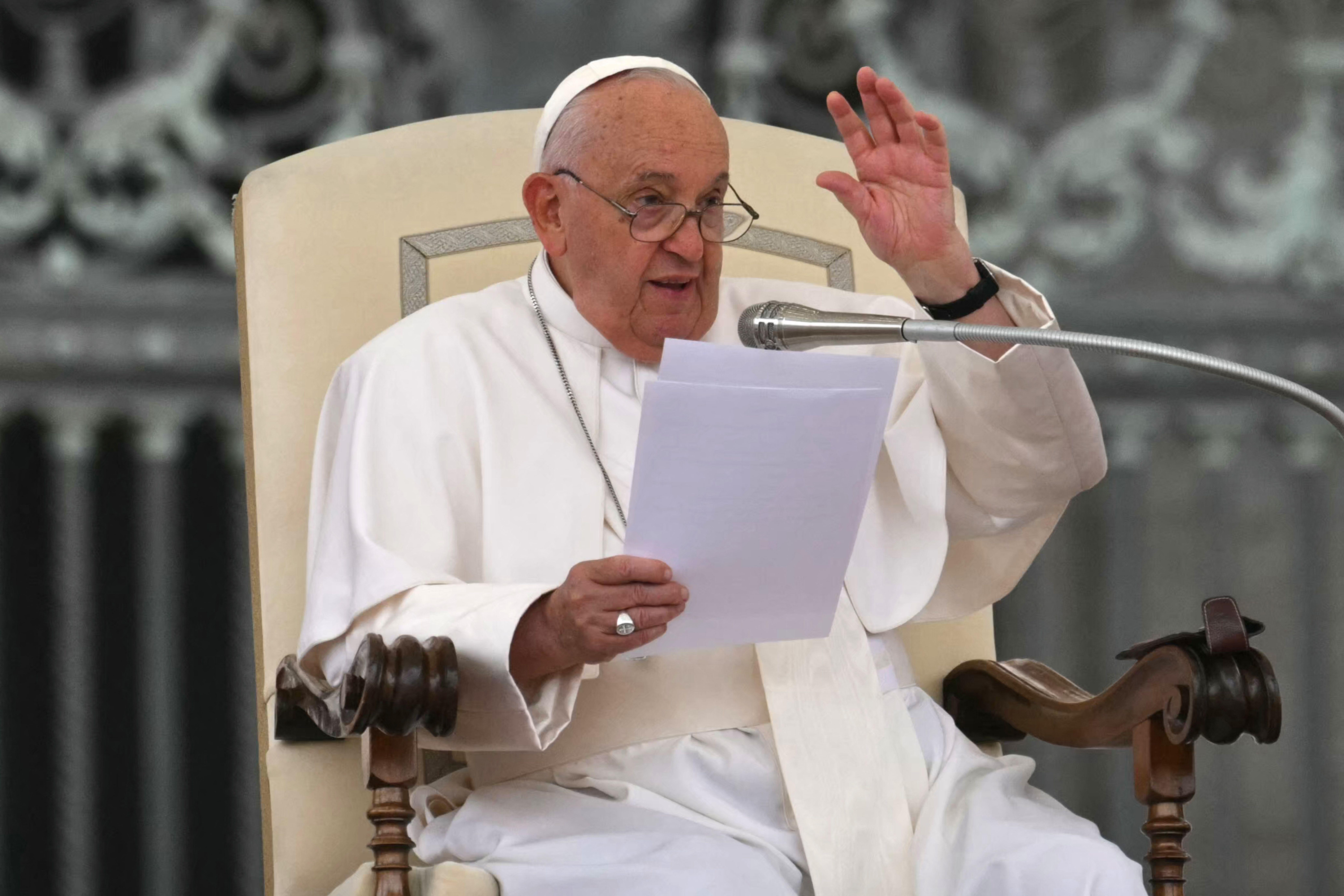 IA - la provocazione del Papa: Siamo sicuri di voler continuare a chiamarla intelligenza?