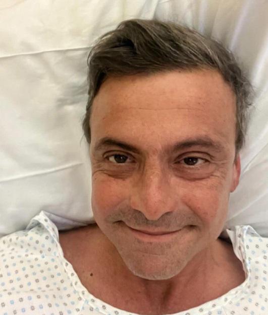 Carlo Calenda operato - selfie dal letto d