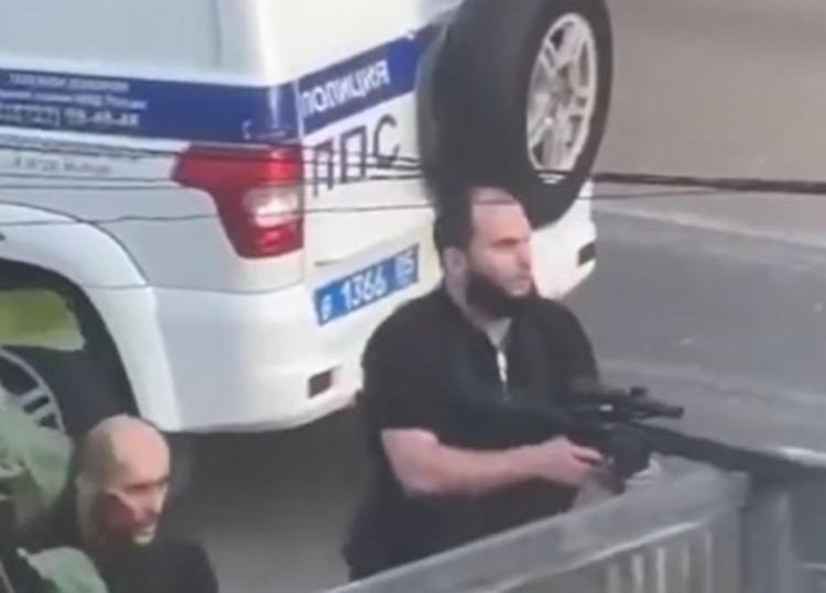 Uomini armati in strada in Daghestan