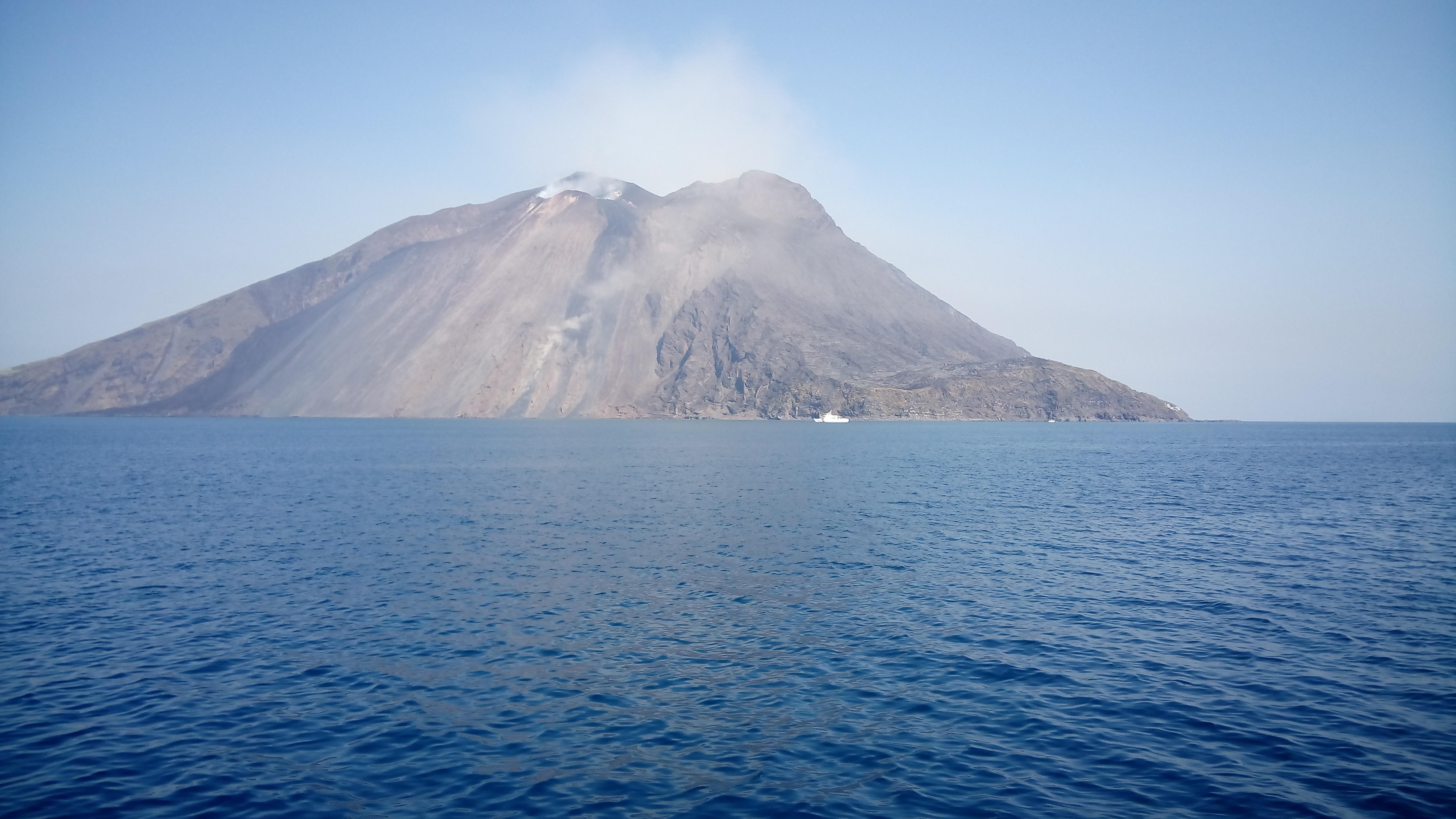 Vulcano Stromboli - allerta rossa e stop a barche turisti