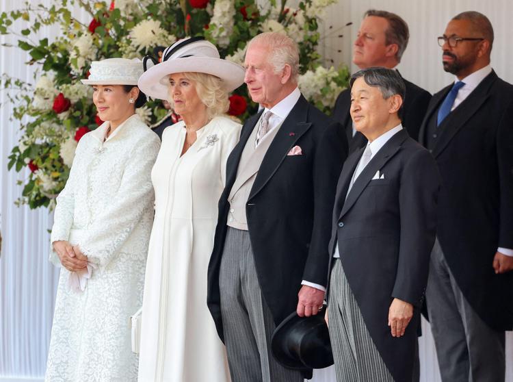 Da sinistra l'imperatrice Masako, la regina Camilla, Carlo III e l'imperatore Naruhito - (AFp)