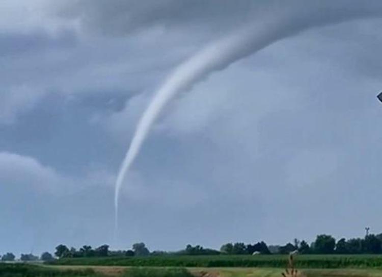 Maltempo si abbatte su Rovigo, tromba d'aria e bomba d'acqua su città e provincia - Video