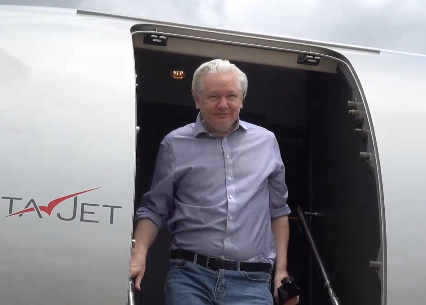 Assange - volo privato costa mezzo milione di dollari: Servono soldi - donate
